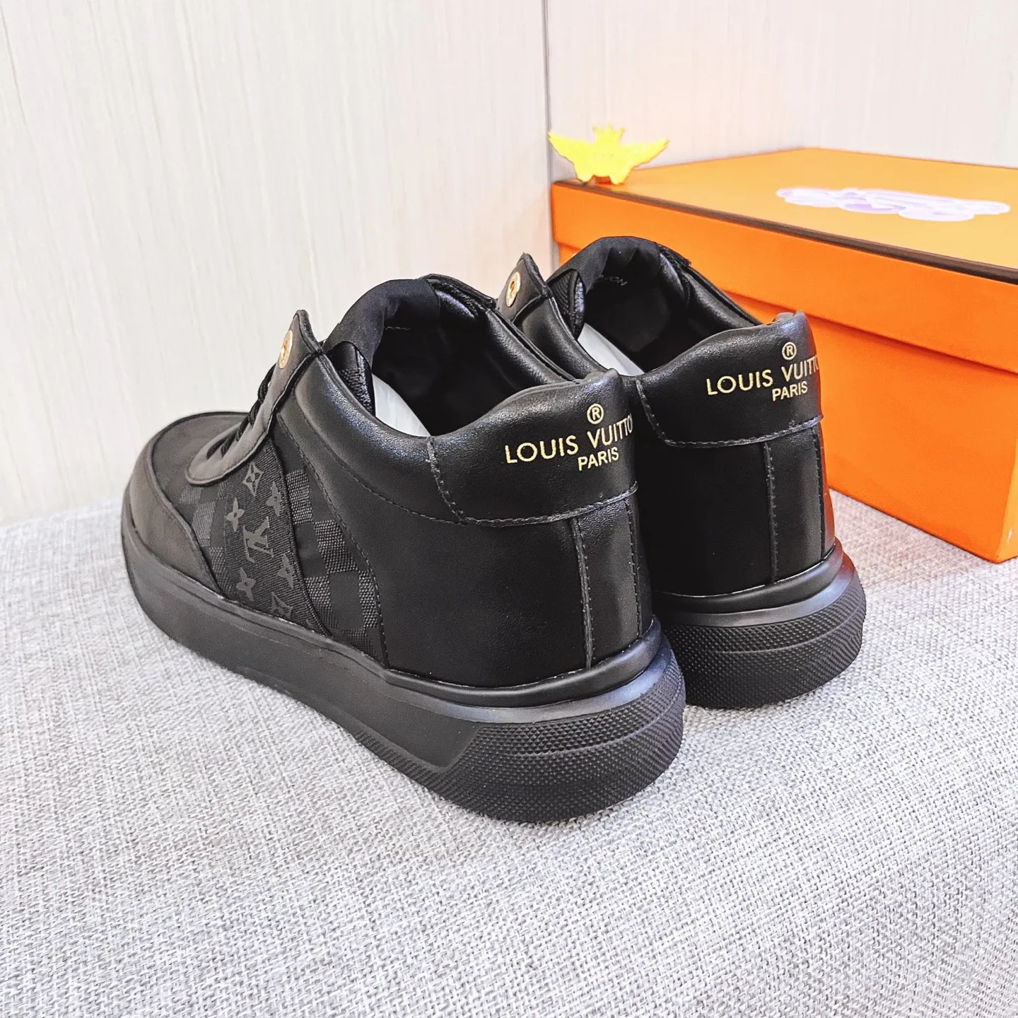 Men's shoes 💰 440 men's shoes 💰 [ LV ] 🔥 Louis Vuitton, high-end men's shoes brand official website 1:1 latest masterpiece: uppers are made of Italian imported first-layer cowhide with comfortable and breathable lining ➕ original non-slip and wear-resistant outsole 🔥, making walking more convenient and comfortable! An exclusive new model, a stunning work, a beautiful 1:1 replica [color] compared to the official quality! Create a fashionable personality to set off your uniqueness! A must-have for trendy men! Classic 🔥Size: 38-44 Color: 🔥 2⃣️colors available🔥.